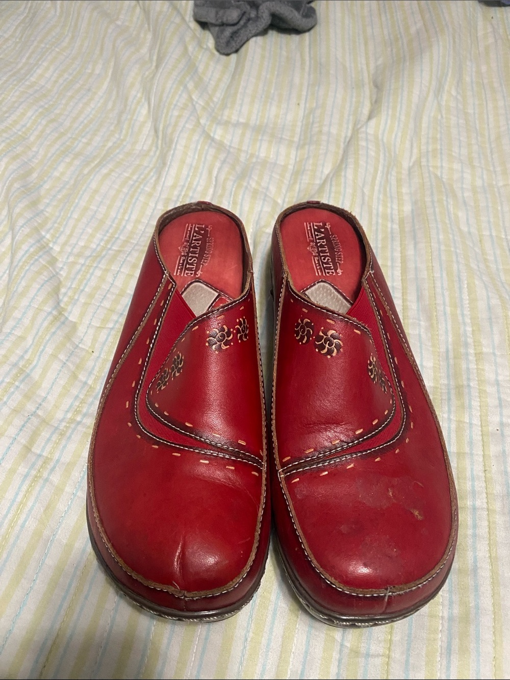 L'Artiste Women's Red Leather Wedge Slip-On Clogs
